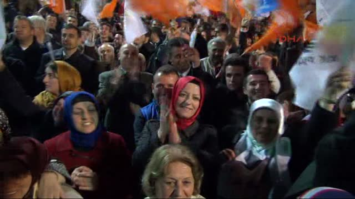Ek Kocaeli\'de Yeniden Seçilen Karaosmanoğlu Sevincini Partililerle Paylaştı