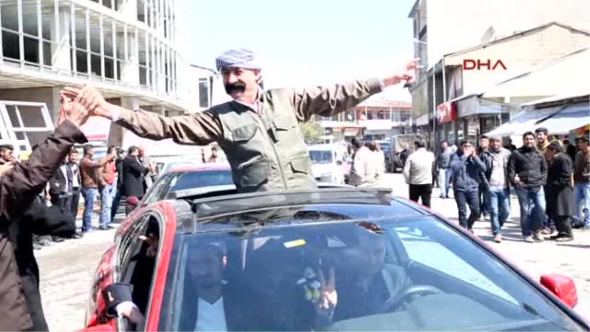 Erciş\'te BDP\'li Türbanlı Başkandan Zafer Turu