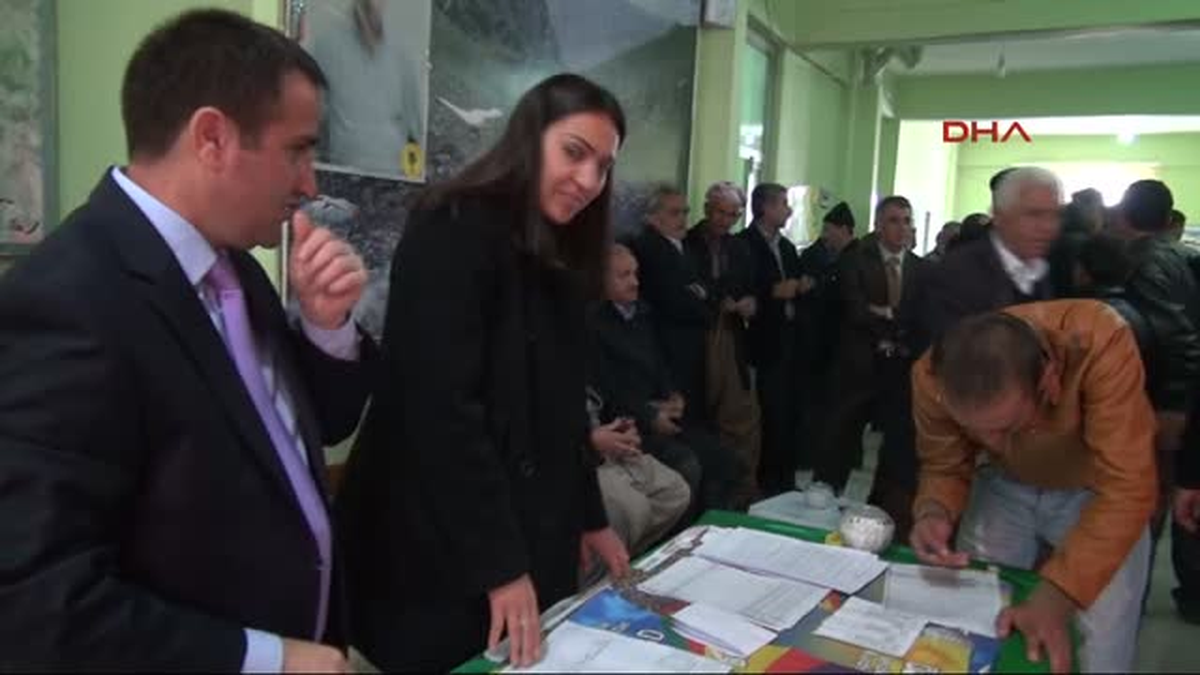 Hakkari\'nin Kadın Belediye Başkanı Tebrikleri Kabul Etti