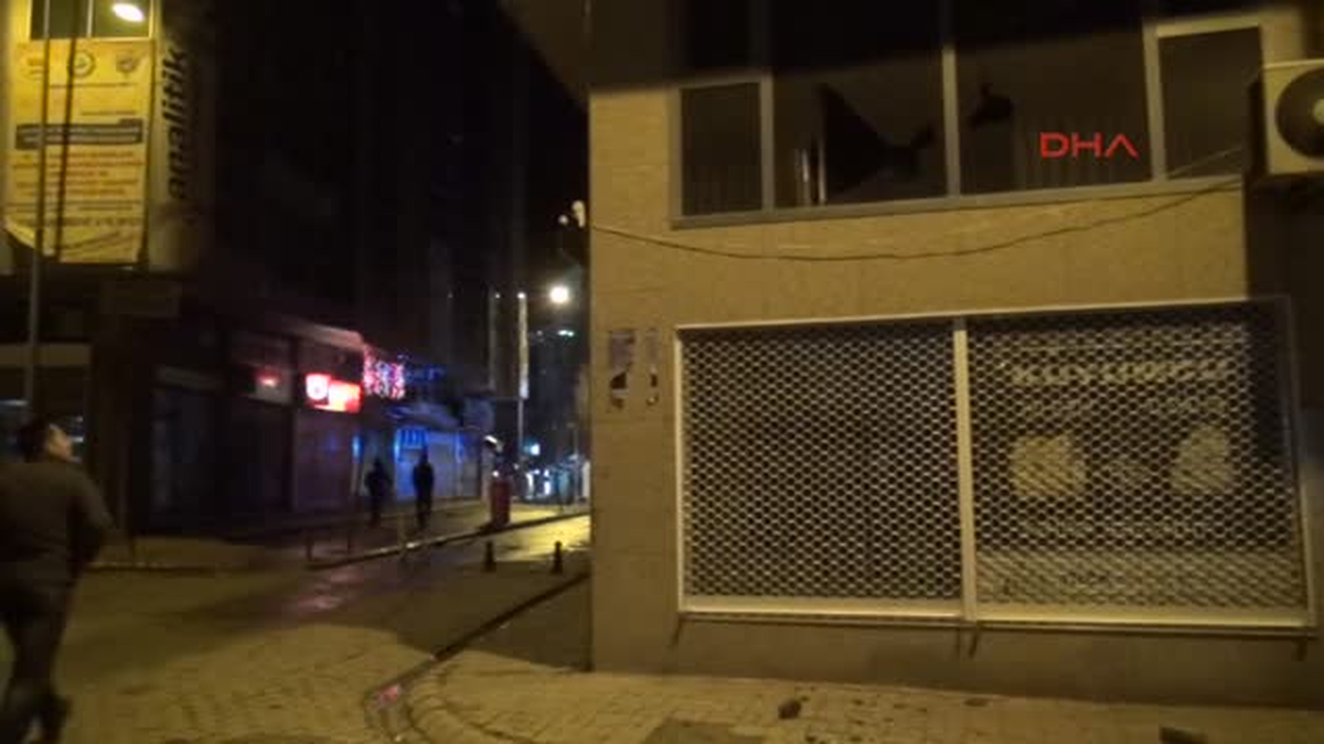 Iğdır\'da Ülkücüler Bilboard ve Camları Kırdı