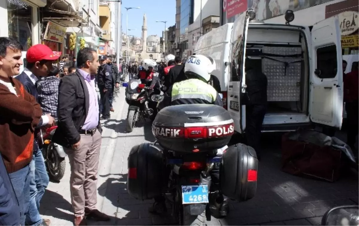 Kaldırımda Unutulan Çanta Polisi Alarma Geçirdi