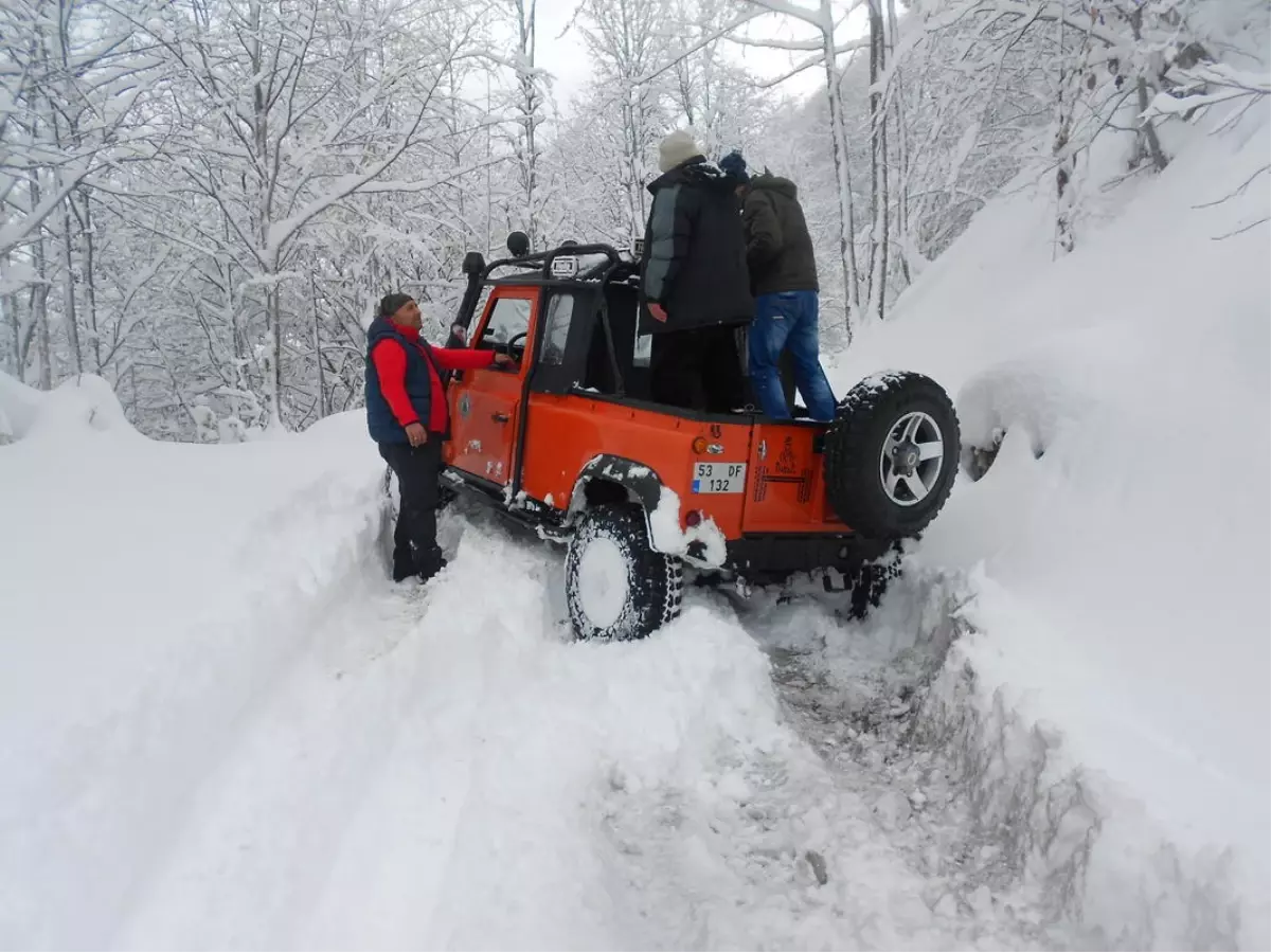 Karda Mahsur Kalan Yaralıyı Offroad Ekibi Kurtardı