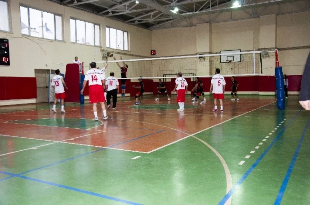 Kurumlar Arası Voleybol Müsabakaları Devam Ediyor