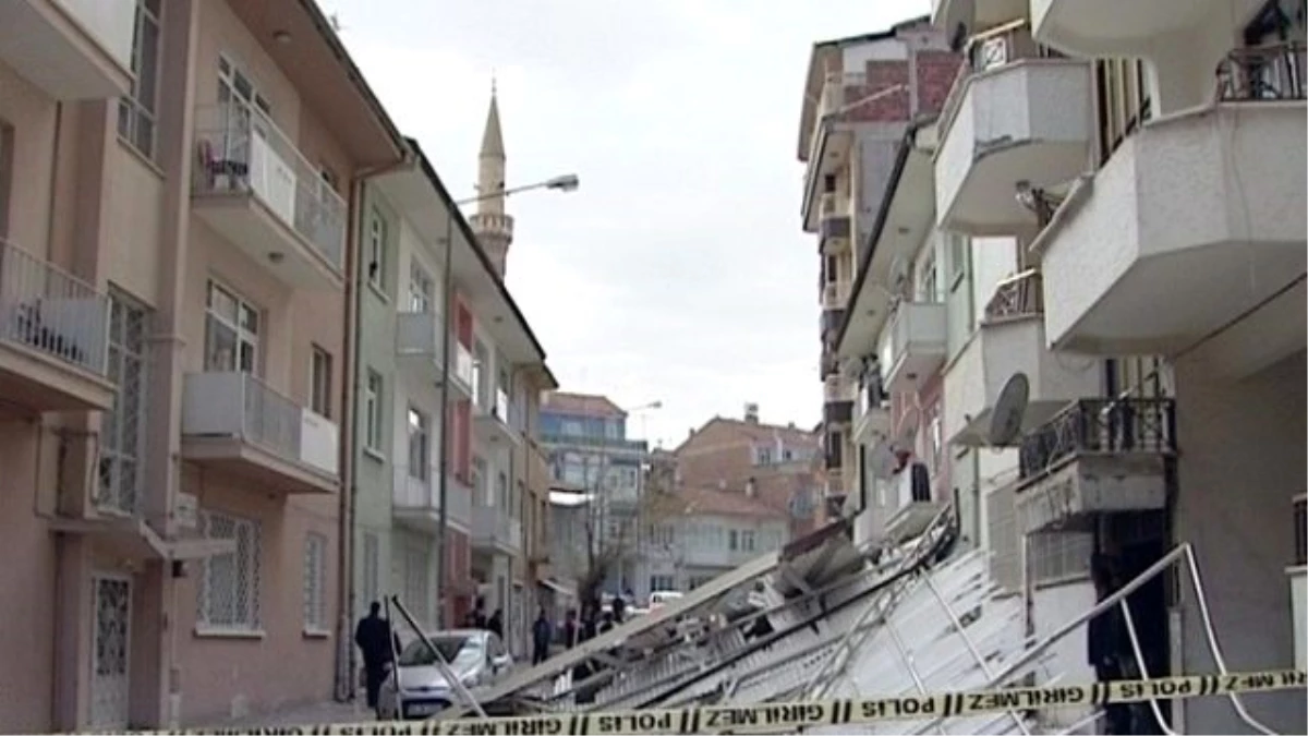 Malatya\'da Şiddetli Rüzgar Çatı Uçurdu