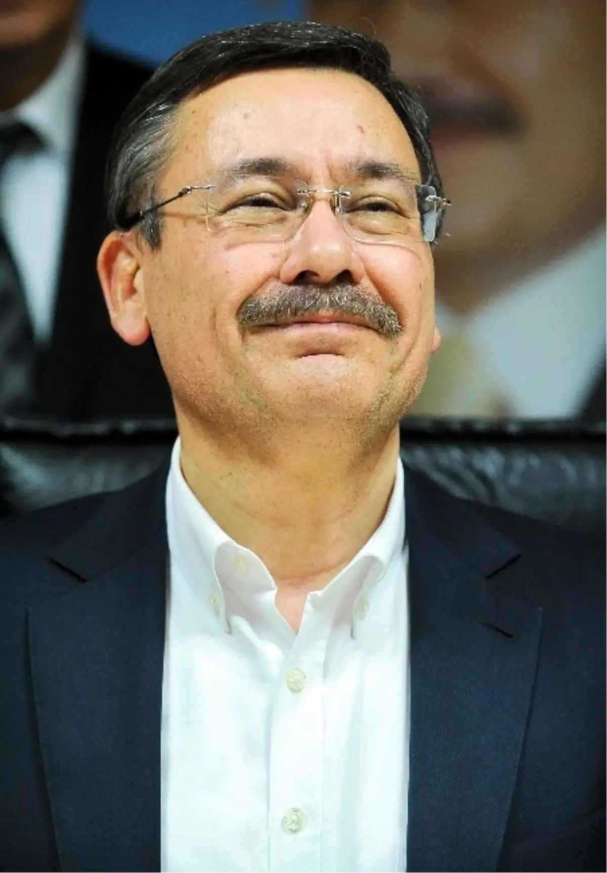 Melih Gökçek Galibiyetini İlan Etti