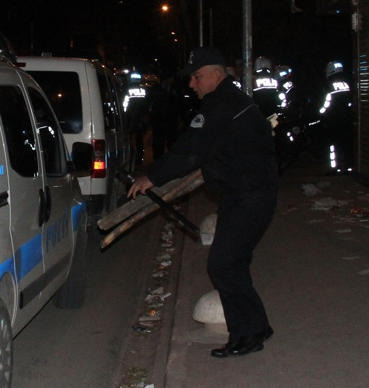 Oy Kullanılan Okulu Sopalarla Bastılar