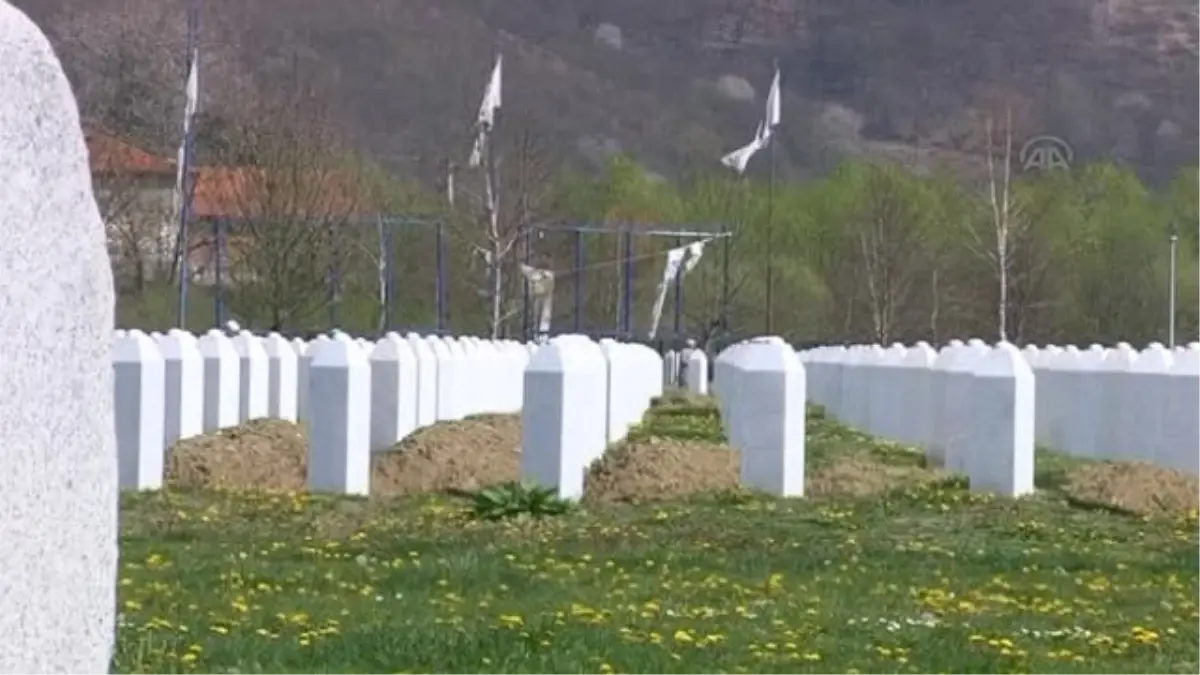 Srebrenitsa\'daki ilk toplu cenaze töreninin 11. yıldönümü