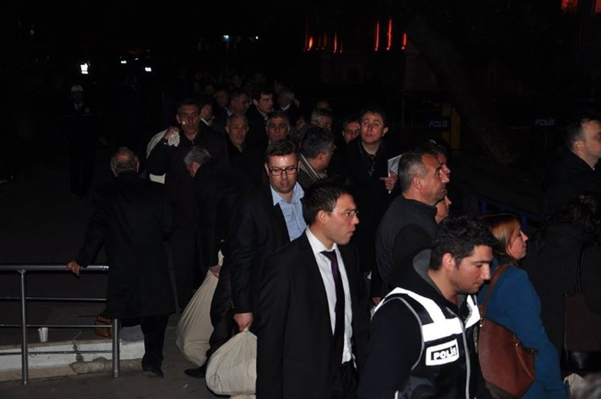 Tekirdağ Seçim Kurulunun Önünde Metrelerce Kuyruk Oluştu