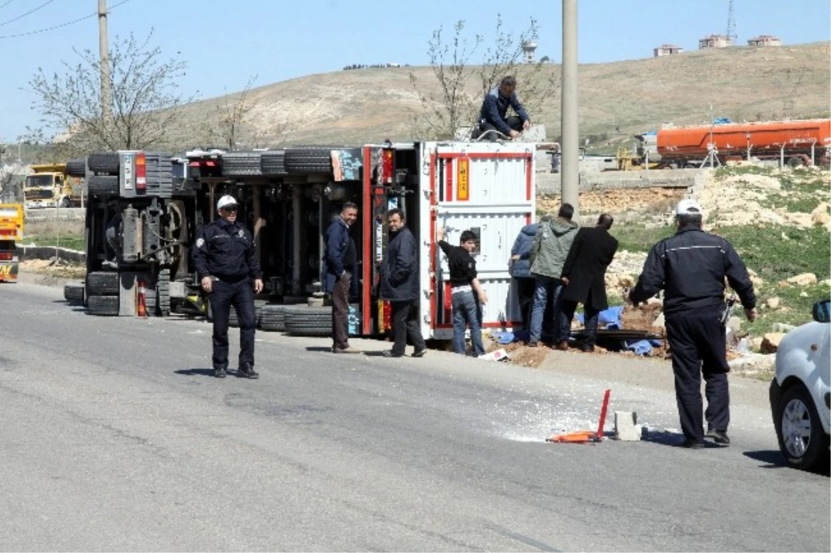 Yoldan Çıkan Makarna Yüklü Tır Yan Yattı