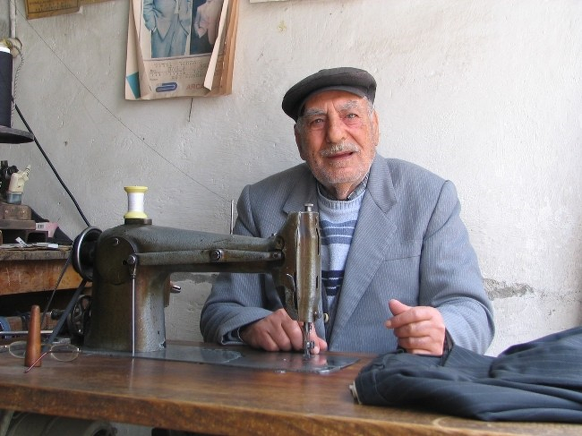 60 Yıllık Terzi 50 Yaşındaki Makineyle Çalışıyor