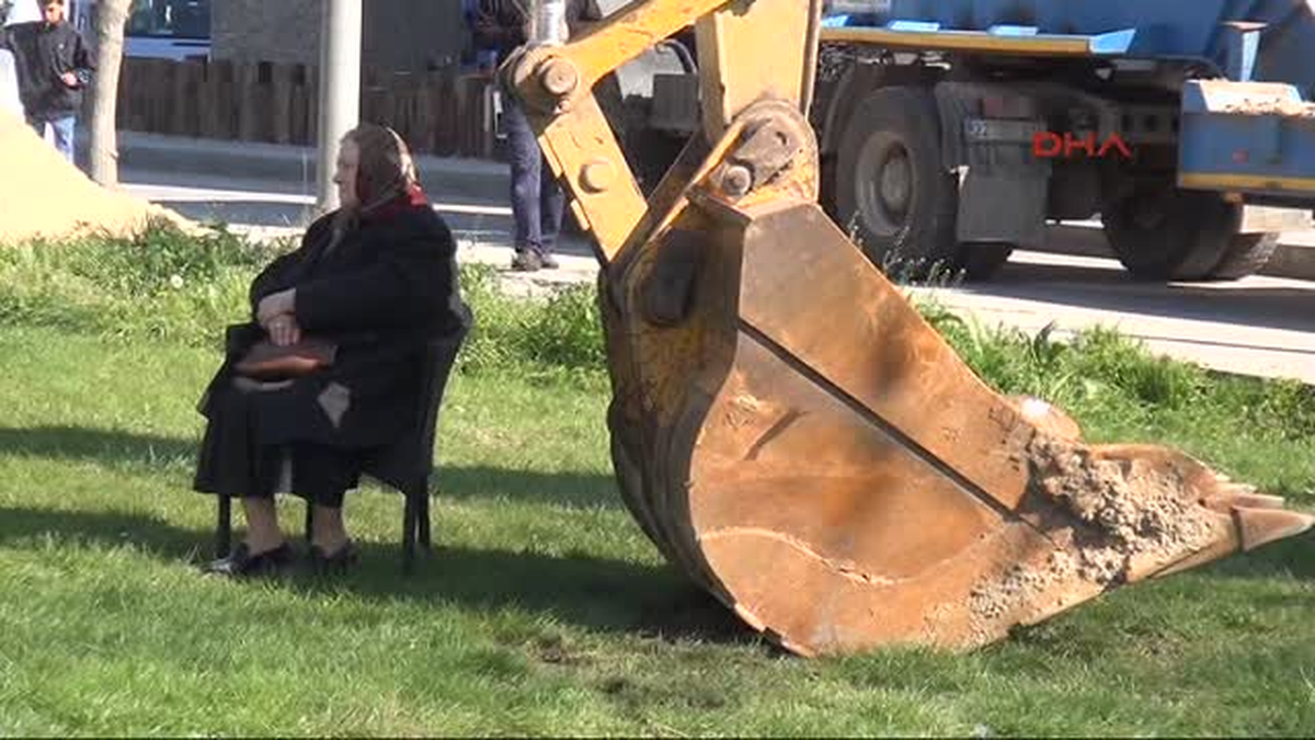 75 Yaşındaki Kıymet Teyze, Parkın Yıkılmaması İçin Oturma Eylemi Yaptı