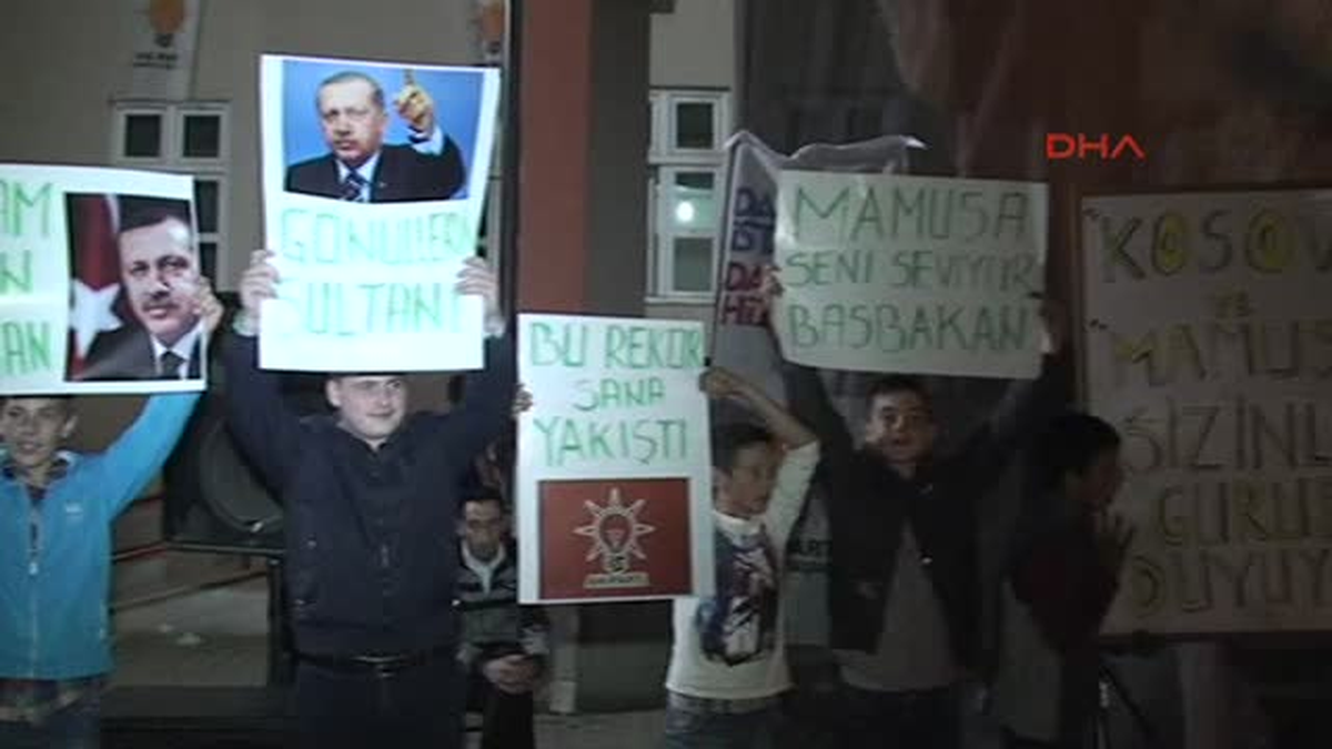 Başbakan Erdoğan, AK Parti\'nin Başarısını Kutlayan Mamuşalı Türklere Cep Telefonundan Seslendi
