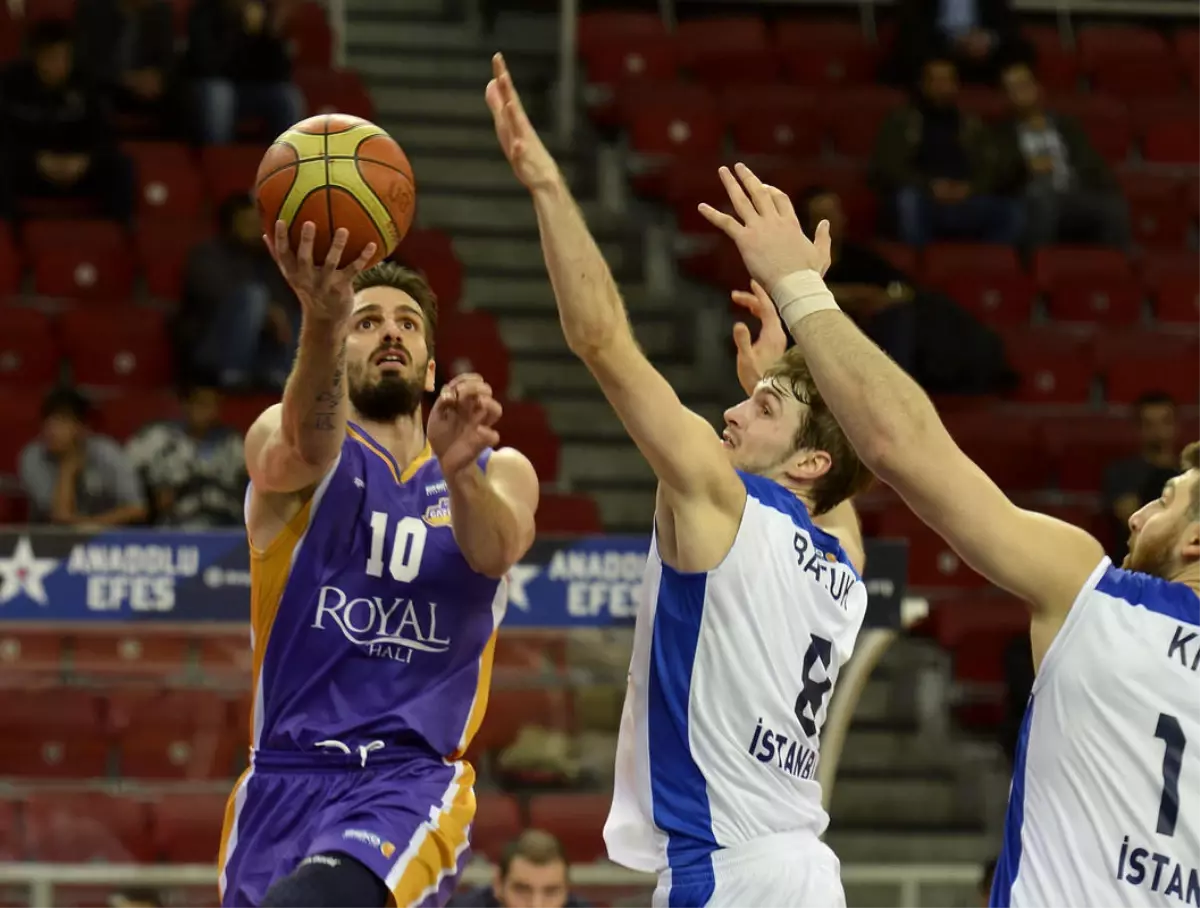 Anadolu Efes: 71 Royal Halı Gaziantep: 62