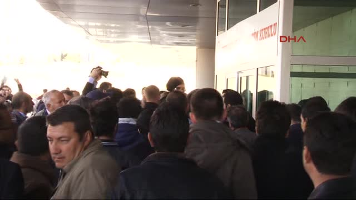 CHP\'lilerin Yenimahalle İlçe Seçim Kurulu Önündeki Bekleyişi Devam Ediyor