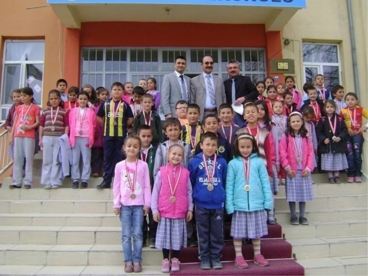 Hisarcık Atatürk İlkokulunda Yarışmalarda Dereceye Giren Öğrencilere Madalya