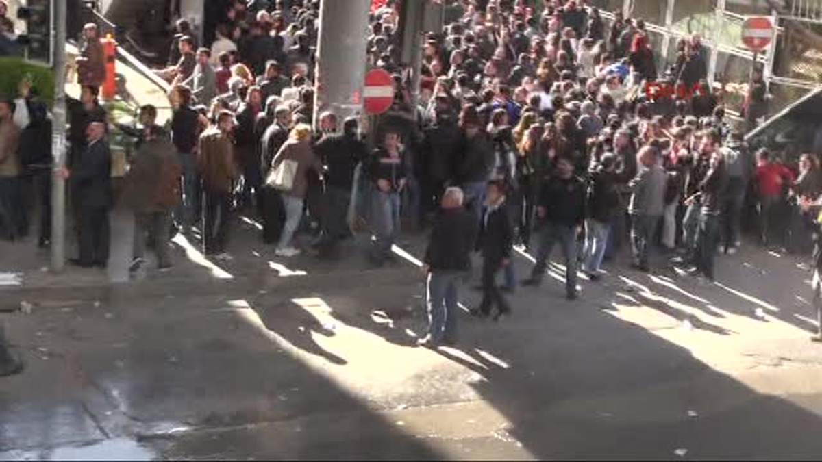 Kalabalığa Polis Medahalesi