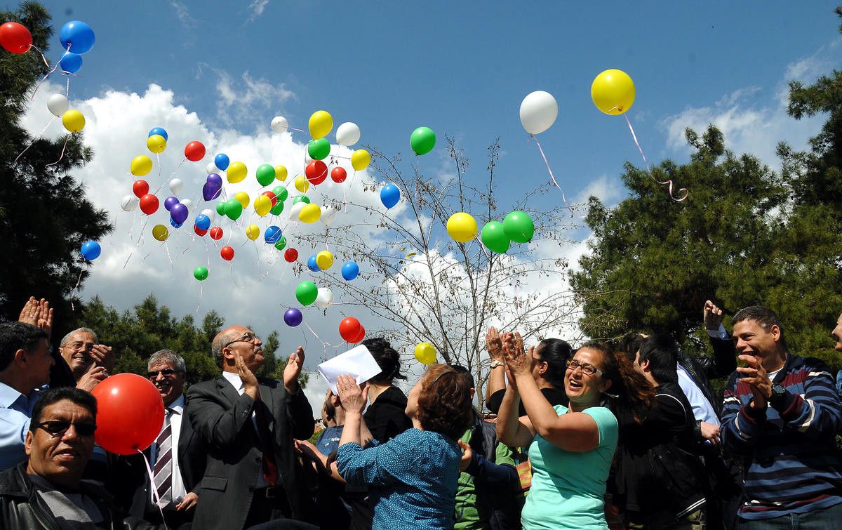 Otizm İçin Renkli Balonları Gökyüzüne Bıraktılar