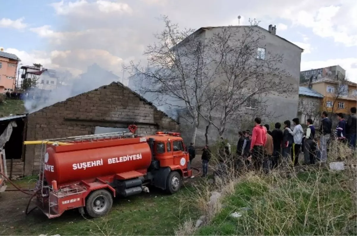 Suşehri\'nde Depo Yangını