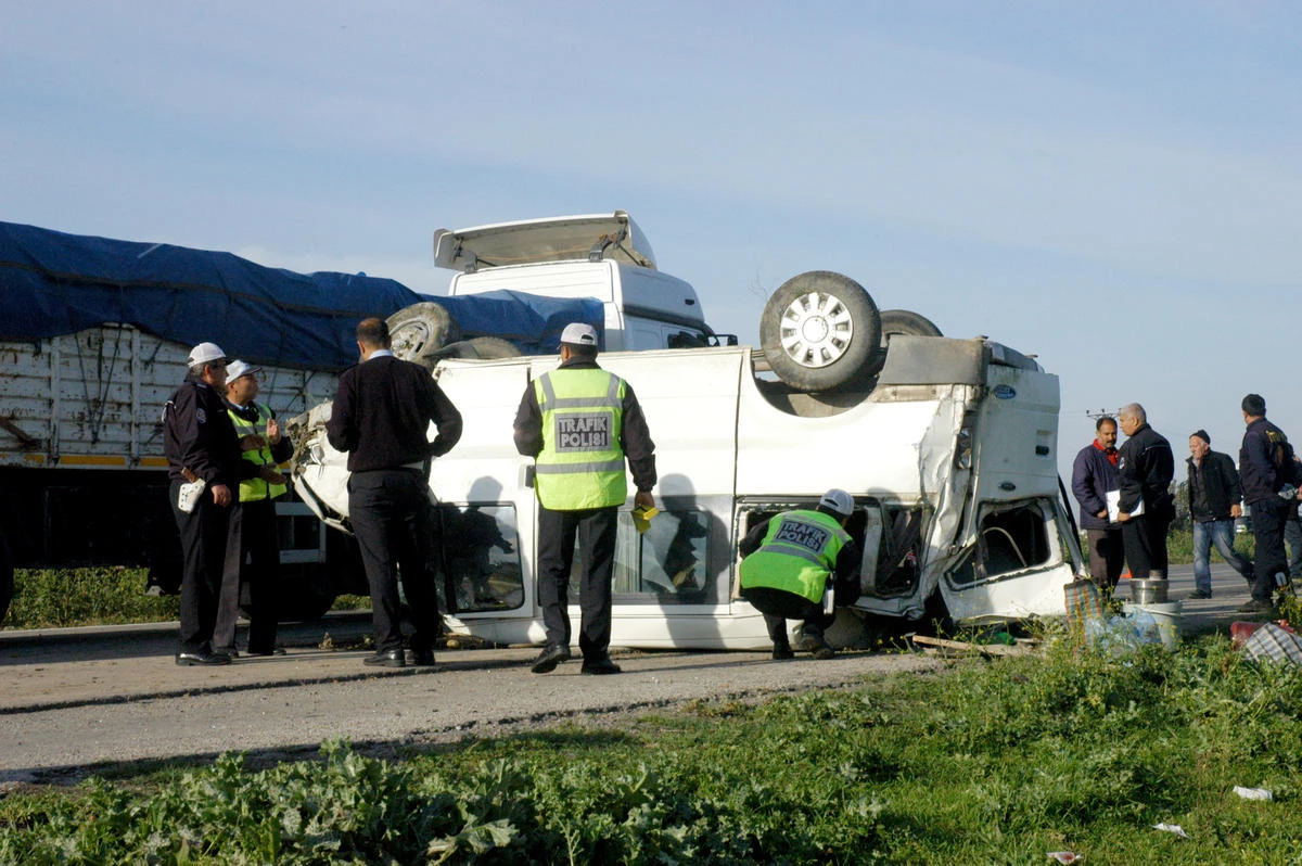 Ceyhan\'da Minibüs Devrildi: 13 Yaralı