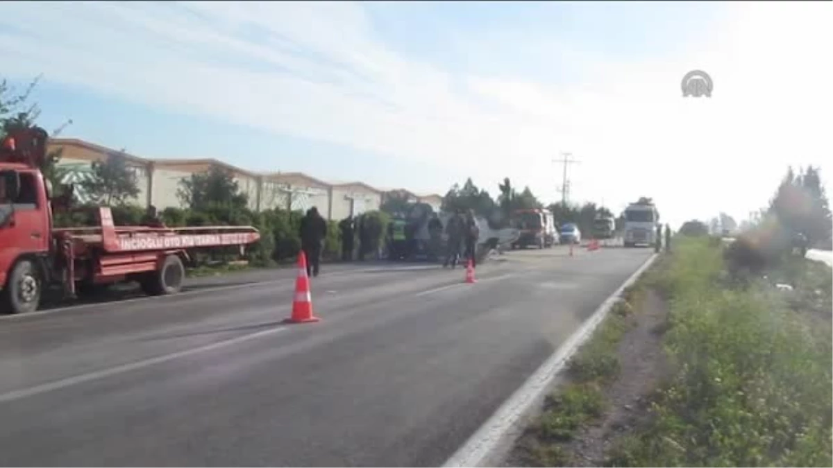 Ceyhan\'da İşçileri Taşıyan Minibüs Devrildi: 13 Yaralı