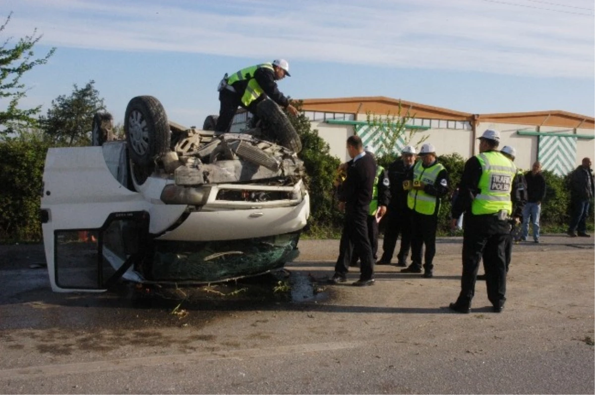 Tarım İşçilerini Taşıyan Minibüs Takla Attı: 13 Yaralı