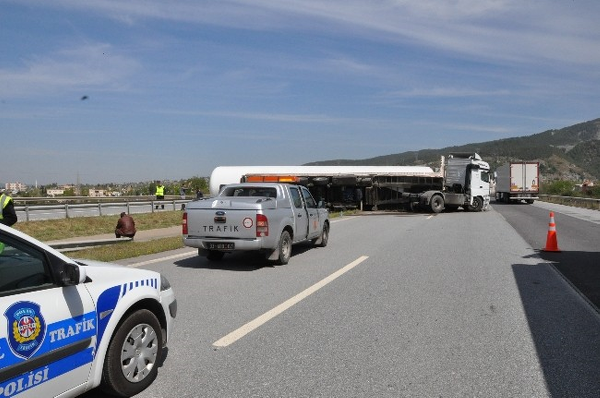 Tem Otoyolunda Lpg Tankı Taşıyan Tır Devrildi
