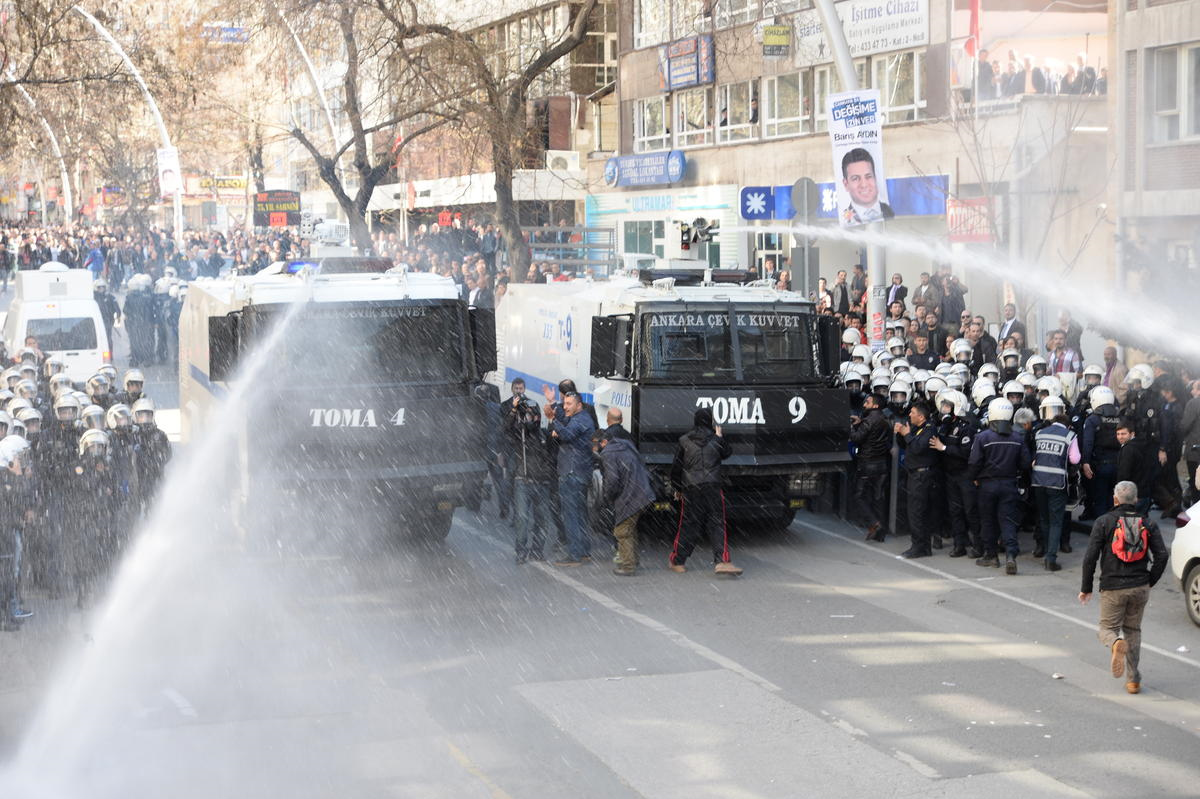 YSK Önünde Bekleyen CHP'lilere TOMA'lı Müdahale