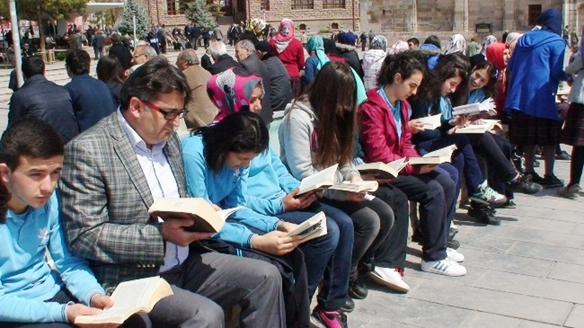 450 Öğrenci Aynı Anda Kitap Okudu