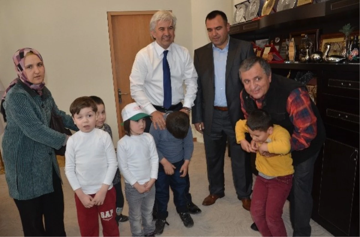 Akhisar Belediye Başkanı Salih Hızlı\'ya Otizm Günü Ziyareti