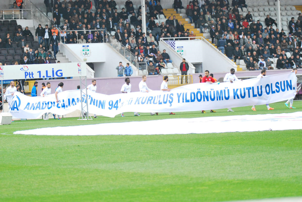 Anadolu Ajansı\'na Pankartlı Kutlama