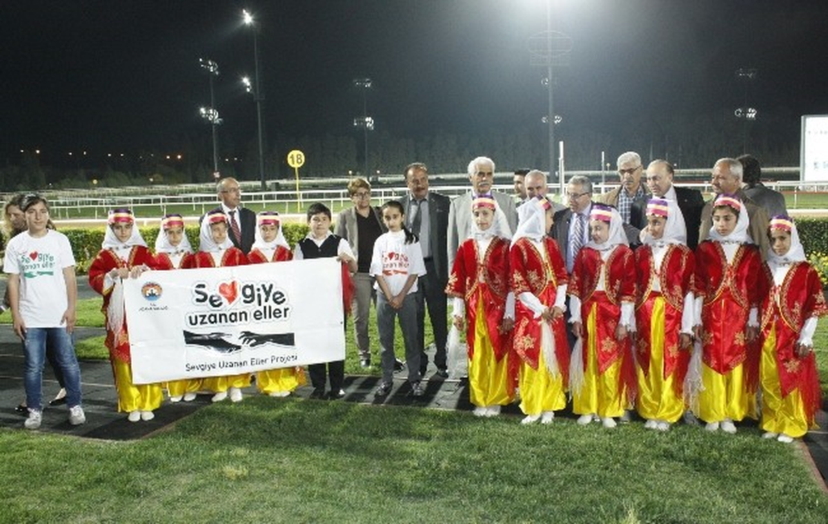 Atlar "Sevgi Çocukları" İçin Koştu