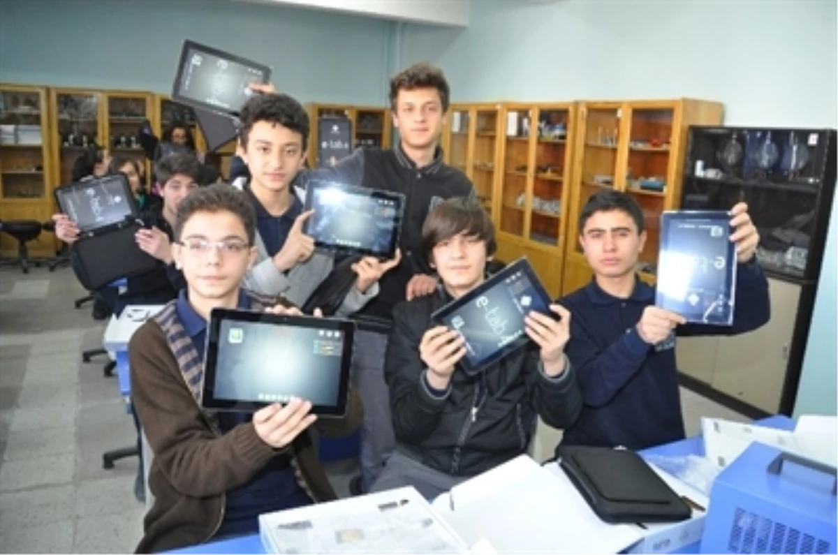Nizip\'te Bin 453 Öğrenciye Tablet Dağıtıldı