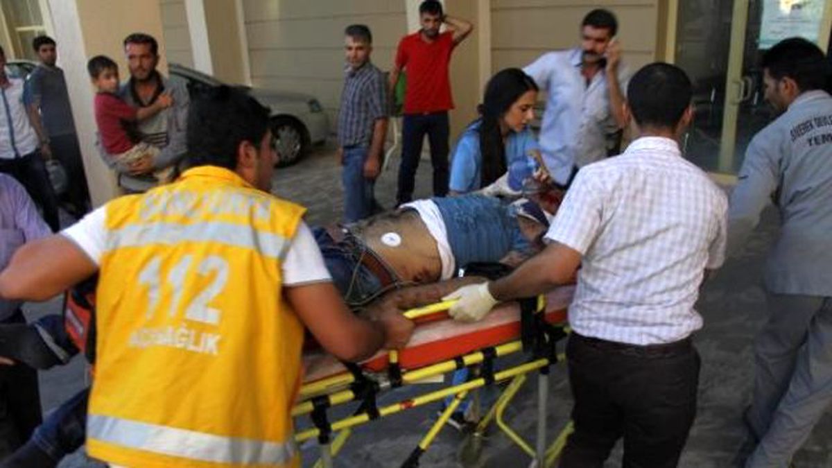 Siverek\'ta Ambulans Şarampole Devrildi: 3 Yaralı