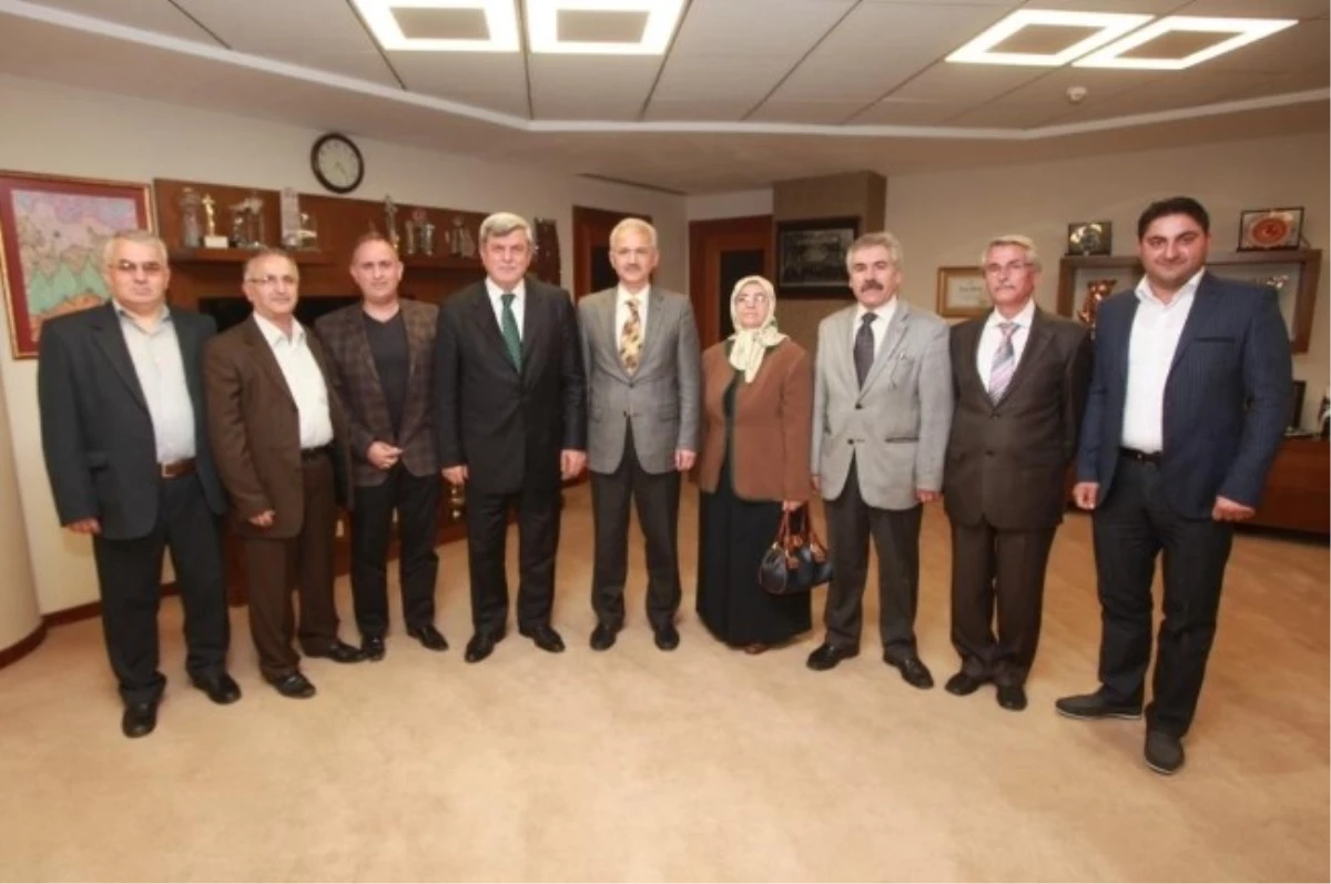 Başkan Karaosmanoğlu Tebrikleri Kabul Ediyor
