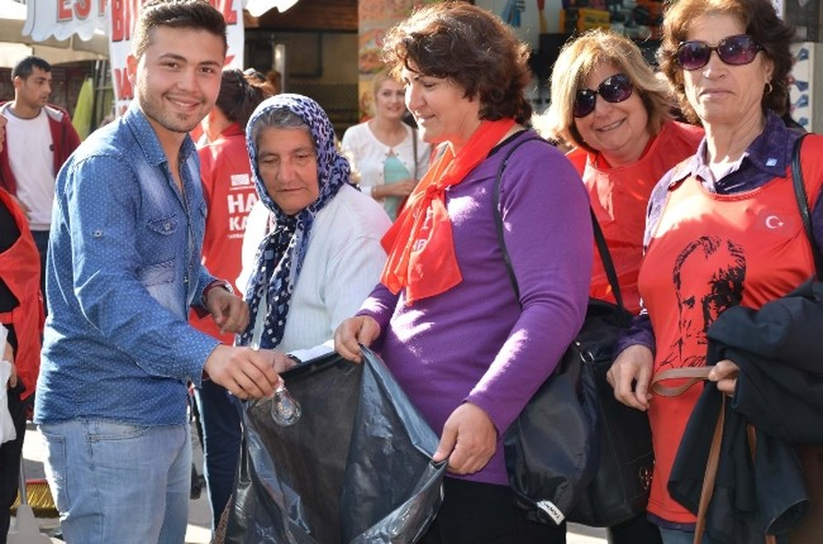 Bayraklı\'da Chpli Kadınlardan İlginç Kutlama!