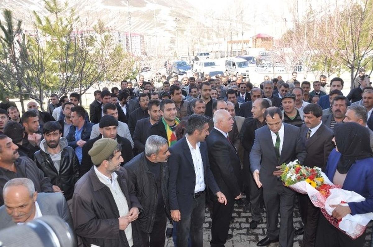 BDP\'li Belediye Eş Başkanları Göreve Başladı