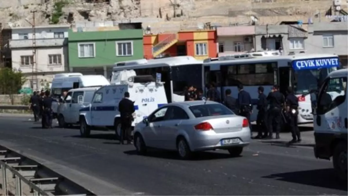 Birecik\'te BDP Taraftarları Yol Kapattı