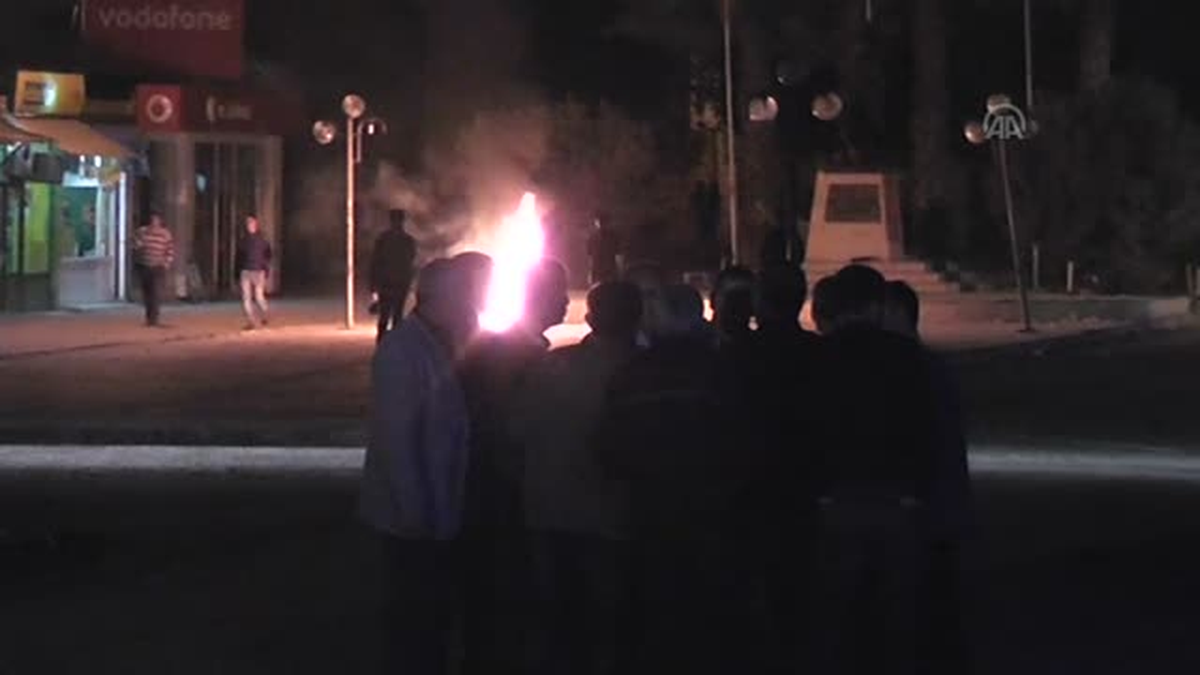 Birecik\'te Göstericiler Tünel Girişini Kapattı