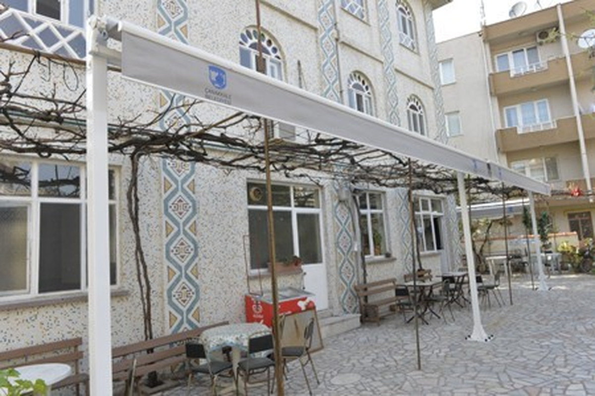 Cami Bahçelerine Tente Takıldı