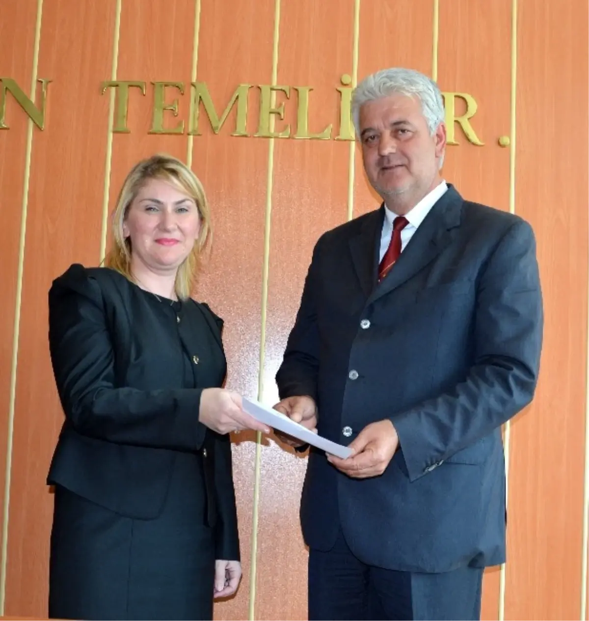 Çeşme\'de Başkan Dalgıç Mazbatasını Aldı