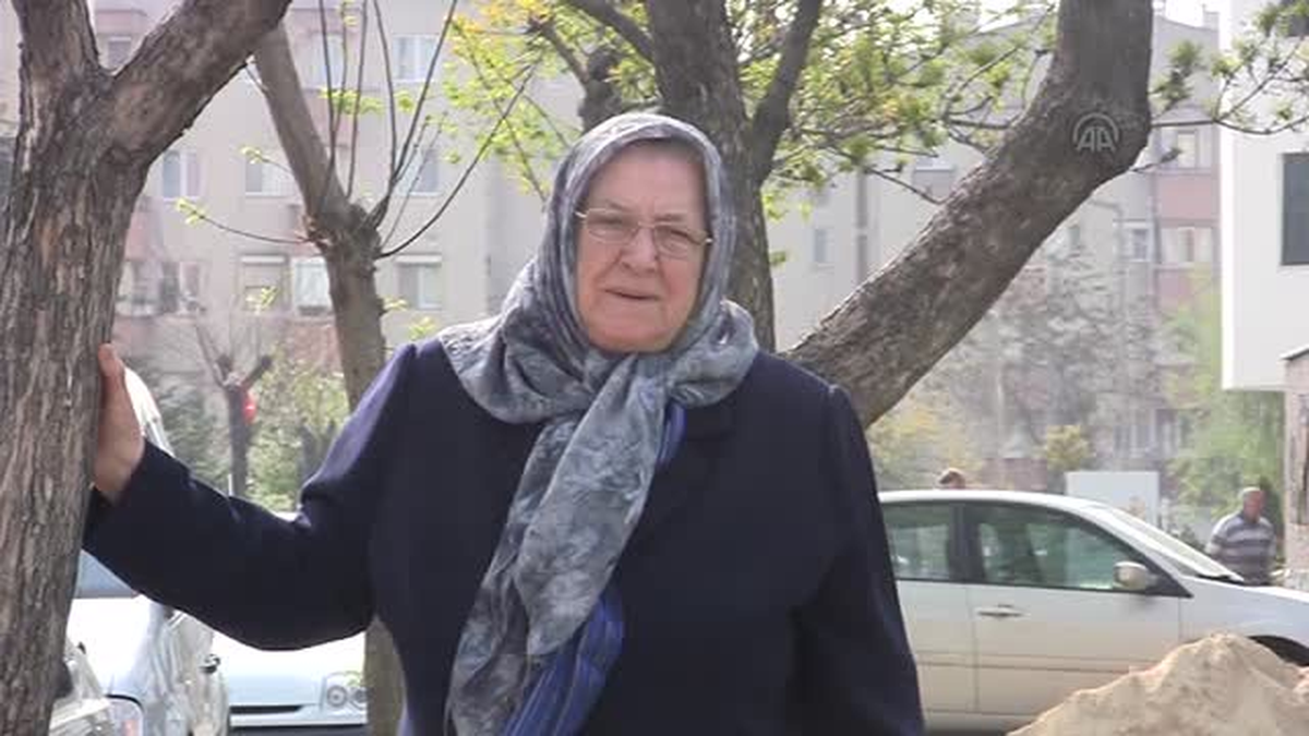 Çocuklar "Kıymet Teyze"ye, Çiçeklerle Teşekkür Etti
