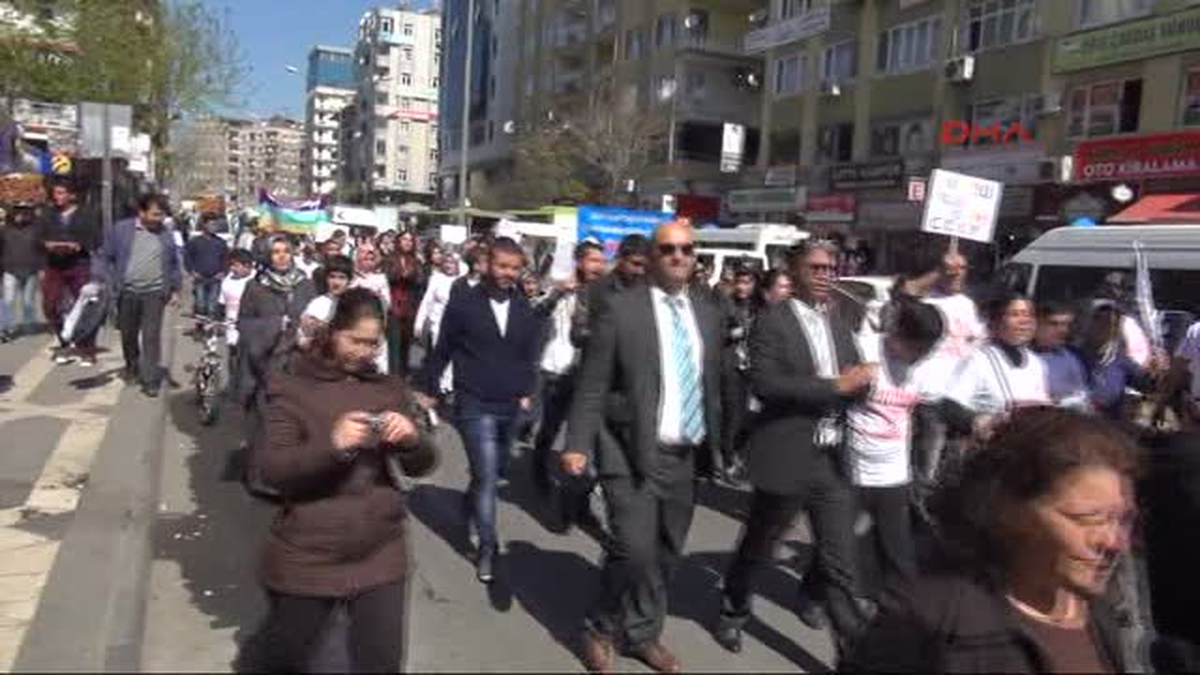 Diyarbakır\'da Otizmli Çocuklar Eğitimde Eşitlik İçin Valiliğe Yürüdü