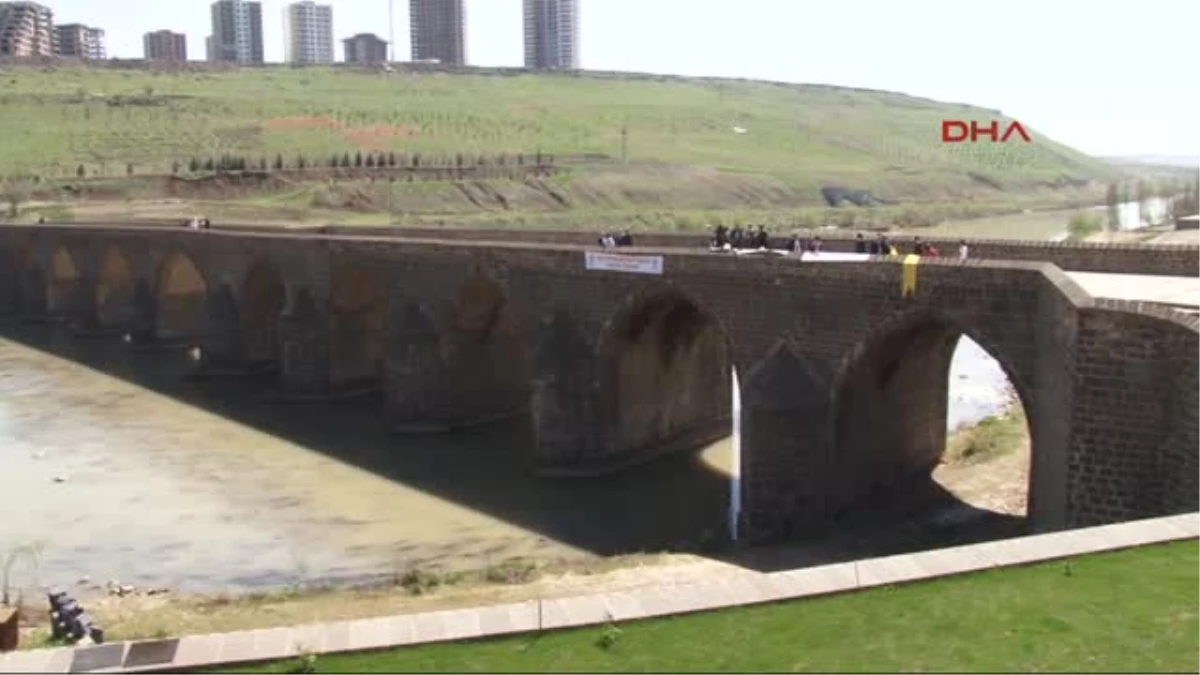 Diyarbakır\'da Tarihi Ongözlü Köprü Üzerinde Kitap Okuma Etkinliği