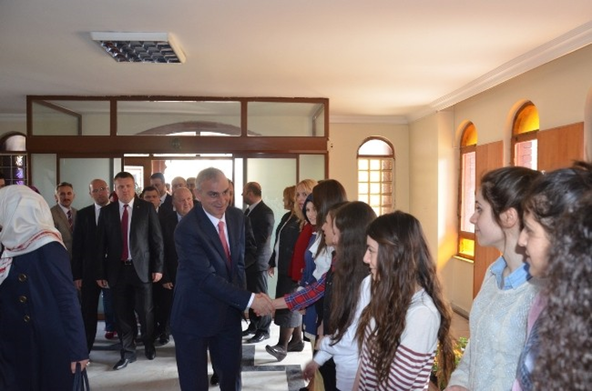 Dr. Yılmazer Başkanlık Koltuğuna Oturdu