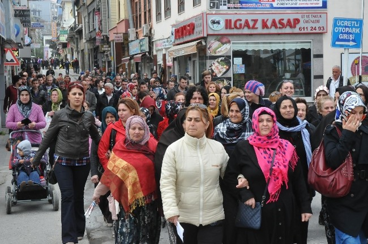 Düzce\'de Oyların Yeniden Sayılmaması Protesto Edildi