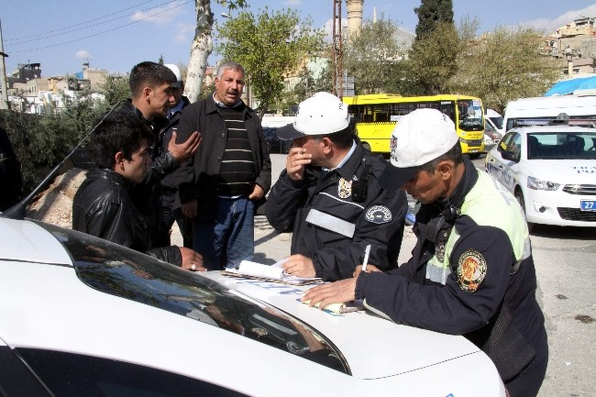 Gaziantep\'te Ehliyetsiz Sürücü Polis Otosuna Saldırdı