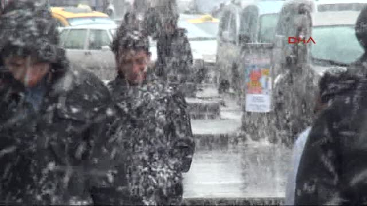 Baharda Erzurum\'a Lapa Lapa Kar Yağdı