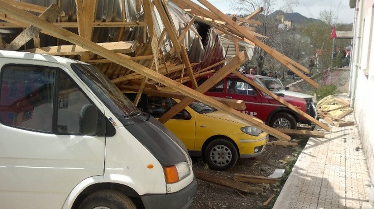 İl Afet Komisyonu Çatısı Uçan Evleri İnceledi