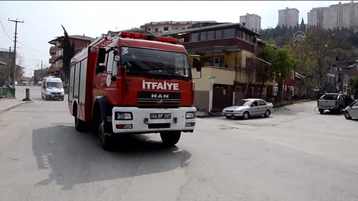 İzmit\'te İş Makinesi Devrildi: 3 Yaralı