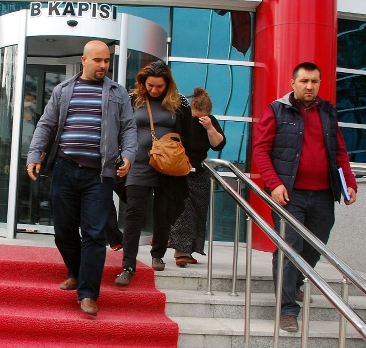 Kadın Hırsızlar Üç Kuyumcudan Altın Çaldı